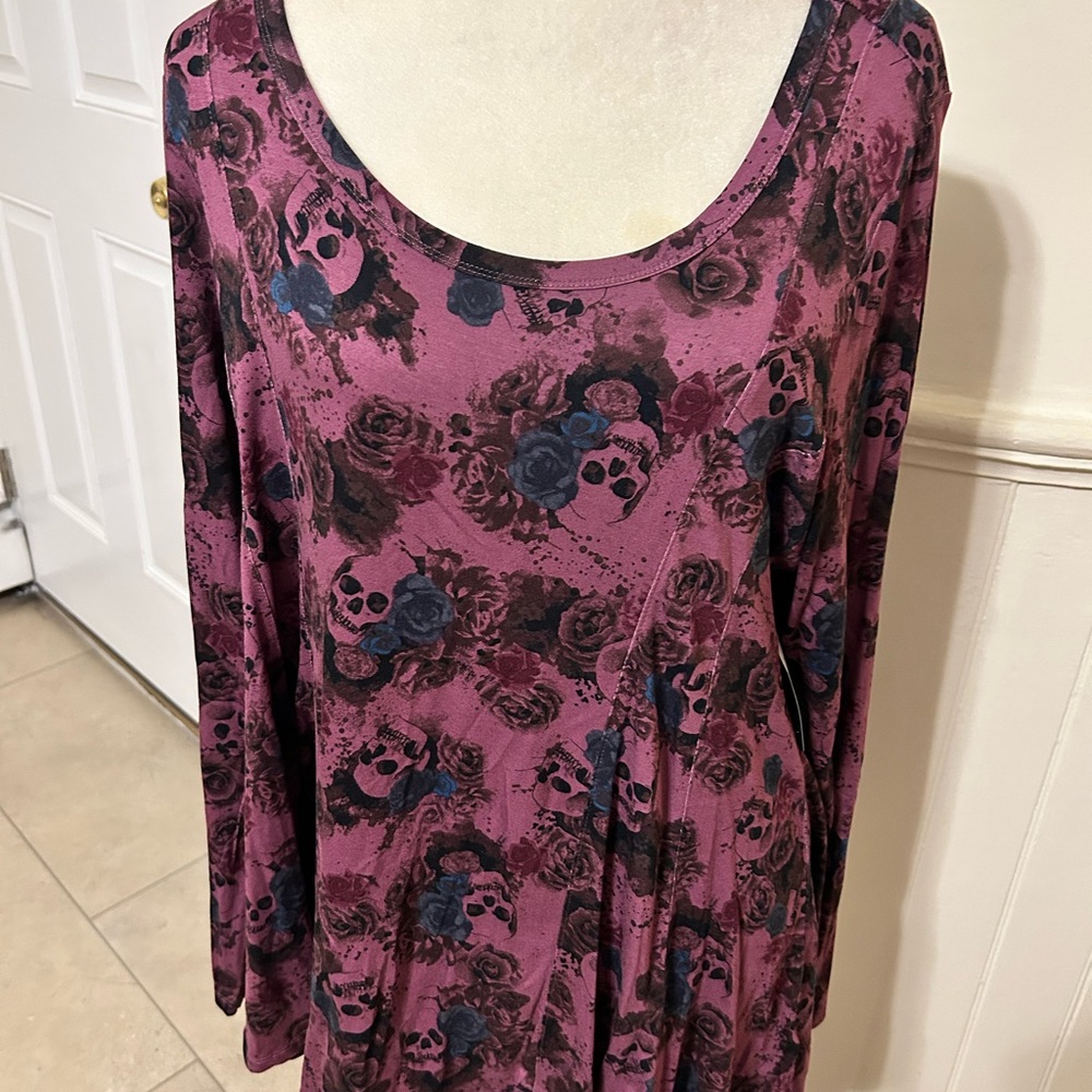 NWT Torrid Scoop Neck Dark Rose Skull Long Sleeve Top/Size 2 18-20